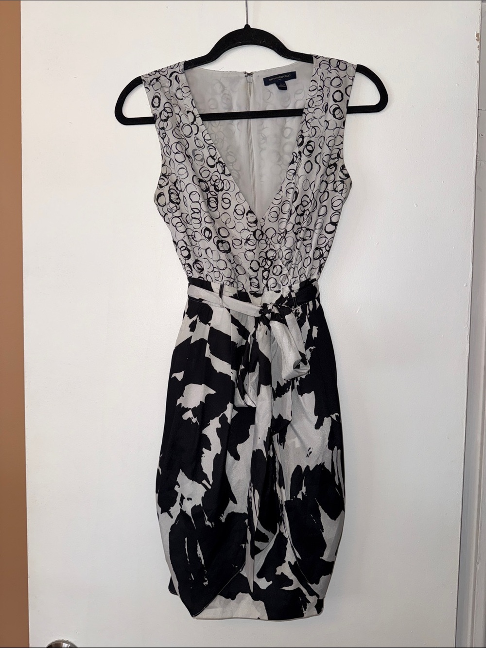 Banana Republic Black & White Sleeveless V-Neck Printed Mini Dress